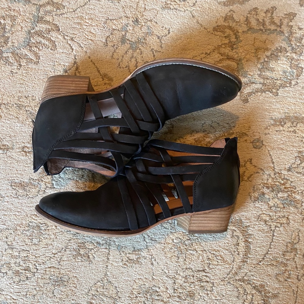 Seychelles So Blue bootie in black